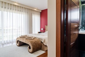 Tabla de planchar con plancha, wifi y ropa de cama 