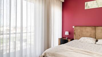 Tabla de planchar con plancha, wifi y ropa de cama