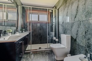 Shower, hair dryer, towels - Casa Do Chino – Double Room (Belinho)