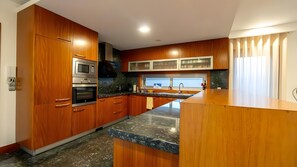 Fridge, microwave, oven, stovetop - Room 'Suite Com Vista Da Piscina' with Mountain View, Shared Pool and Wi-Fi (Belinho)