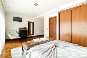 Tabla de planchar con plancha, wifi, ropa de cama