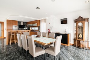 Dining - Room 'Suite Com Vista Da Piscina' with Mountain View, Shared Pool and Wi-Fi (Belinho)