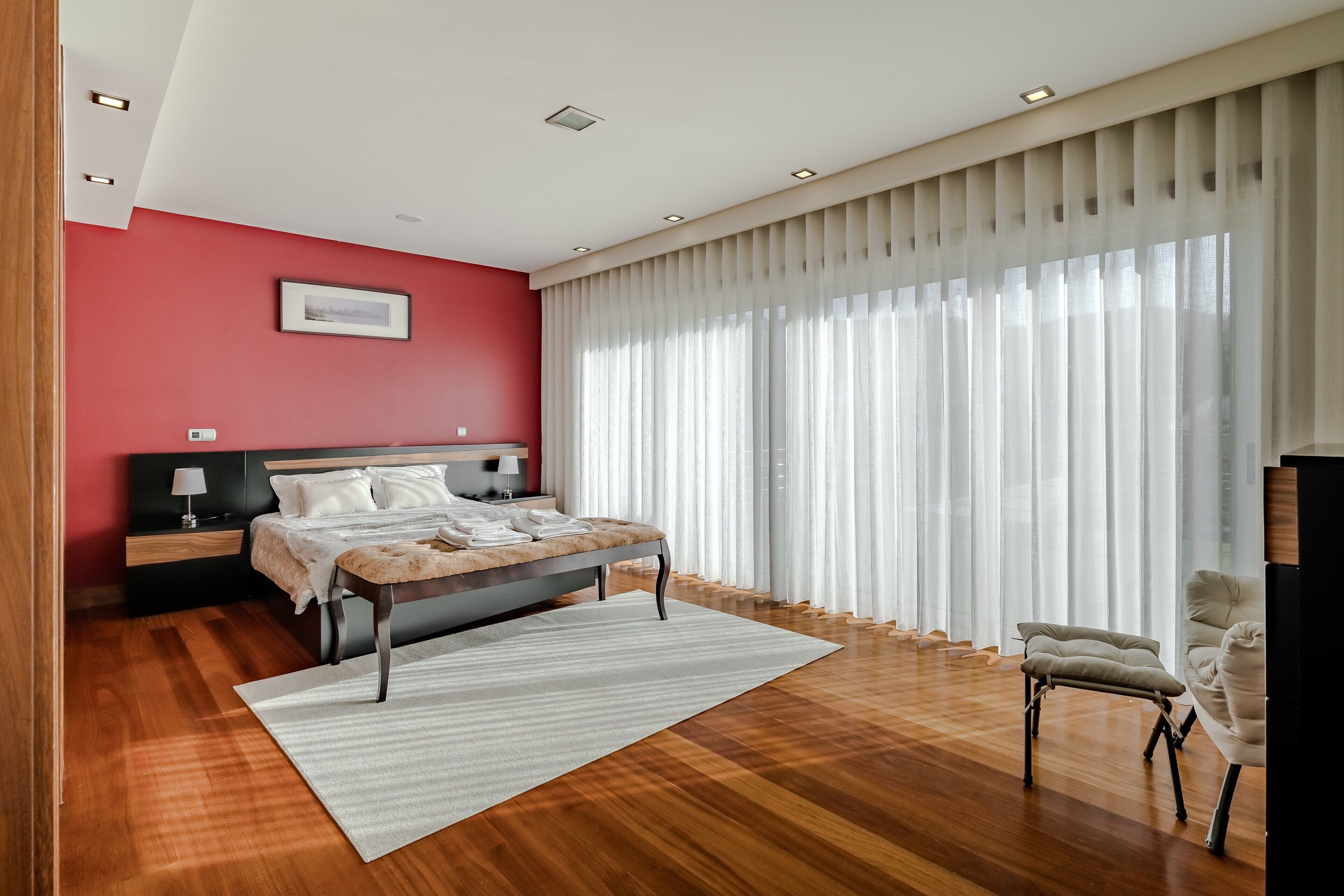 Een strijkplank/strijkijzer, wifi, beddengoed