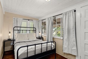 4 Schlafzimmer, Schreibtisch, Bügeleisen/Bügelbrett, Reisekinderbett