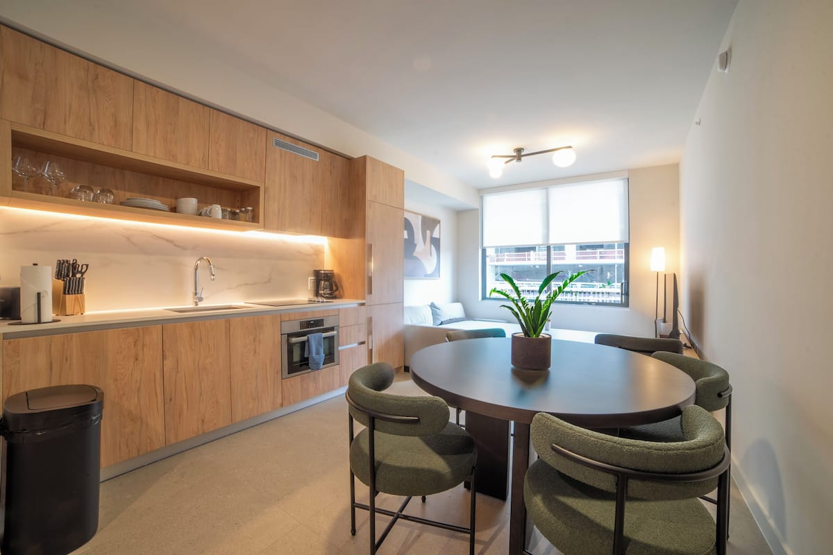 Apartment, 1 Schlafzimmer, Balkon, Stadtblick | Essbereich im Zimmer