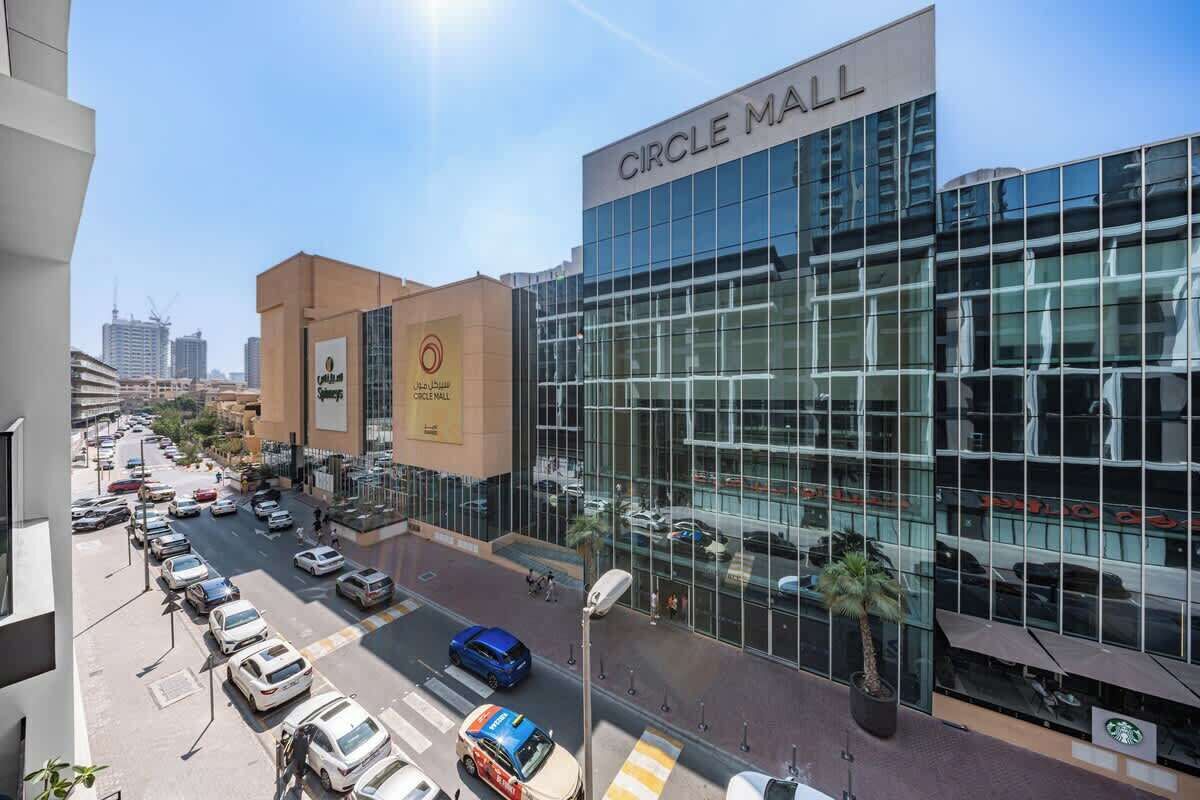 Un edificio moderno con el letrero "CIRCLE MALL" en la fachada.