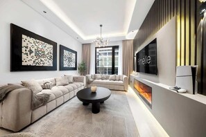 Een televisie, videogames en een kantoor