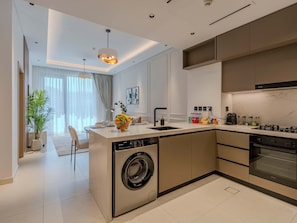 Jääkaappi, mikroaaltouuni, uuni, liesi