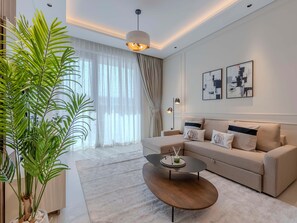 Televisio, takka, työhuone