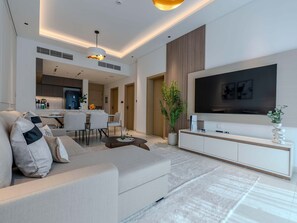 Televisio, takka, työhuone