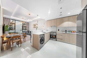 Coffee/tea maker, fridge, dishwasher, electric kettle - JVC 1BR nr Circle Mall | Sleeps 7 | Pool & Gym (Dubai)