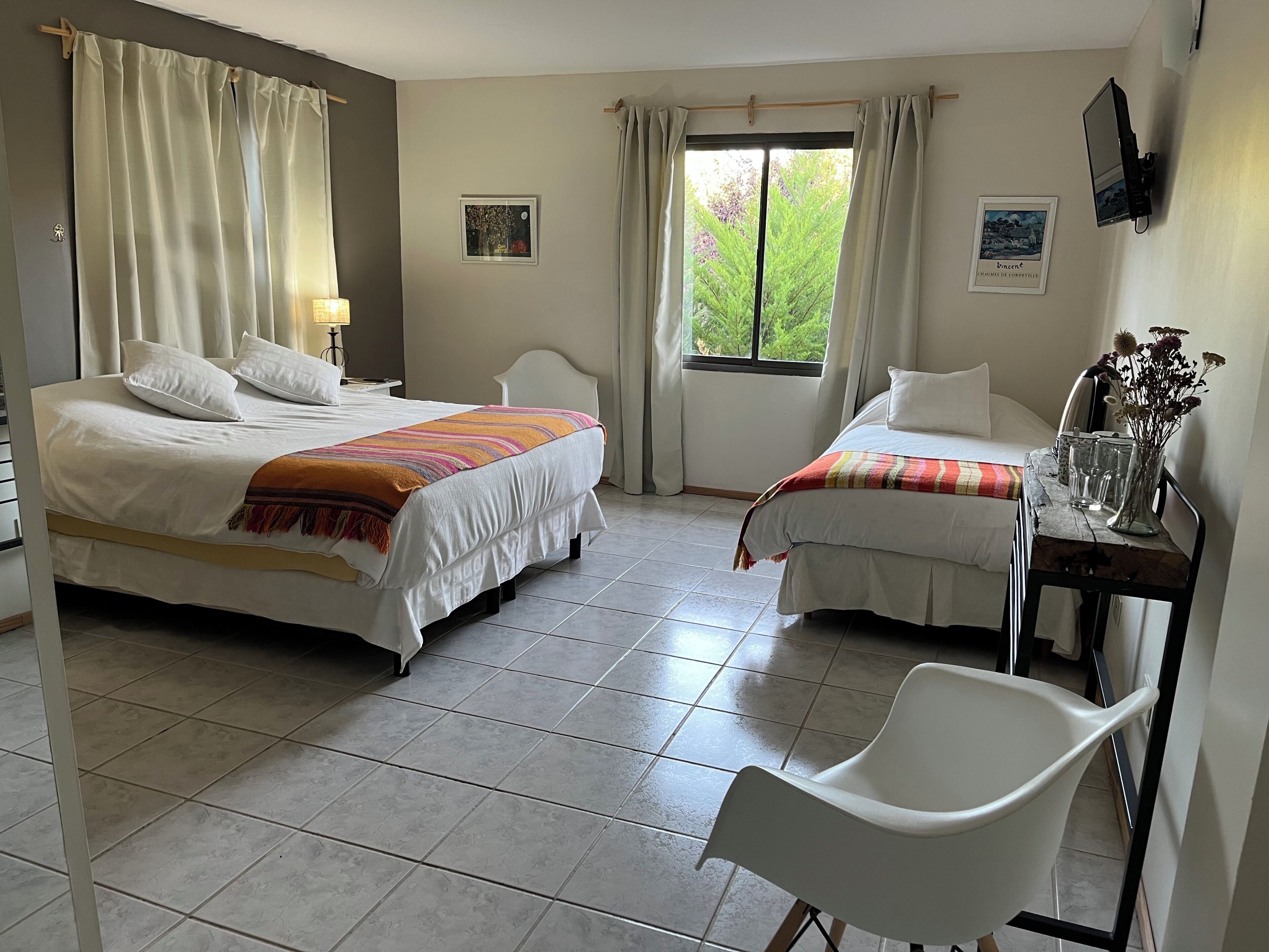 Superior-Dreibettzimmer, Gartenblick | Zimmersafe, kostenloses WLAN