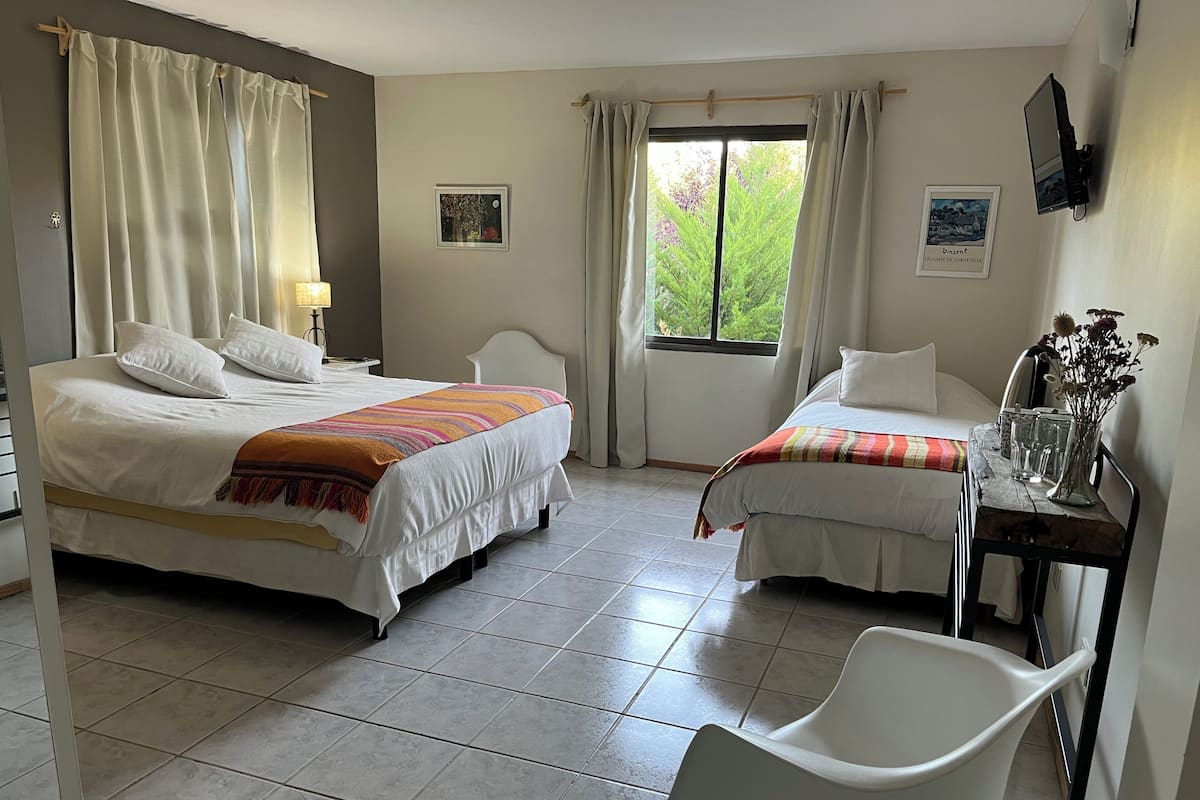 Habitación triple superior, vistas al jardín | Caja fuerte y wifi gratis