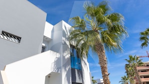 A modern building with a white facade and a large window. - Casa Marina in Guardamar (Guardamar del Segura)