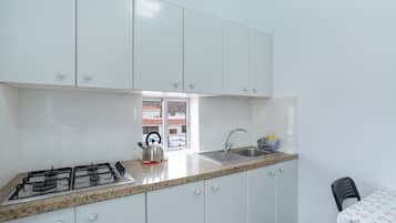 Kühlschrank, Mikrowelle, Herdplatte, Wasserkocher mit Kaffee-/Teezubehör