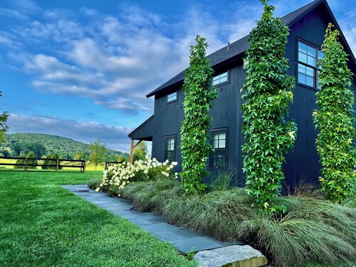 Tranquil, contemporary 1-bedroom barn with amazing views in charming Lakeville.