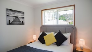 Iron/ironing board, free WiFi, bed sheets - Paradise Lake - Walk to the lake! (Conjola Park)
