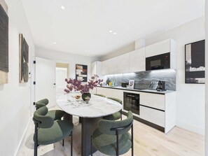 Dining - Sophisticated St Pancras Apartment (Greater London)