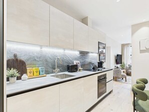 Fridge, microwave, oven, stovetop - Sophisticated St Pancras Apartment (Greater London)