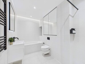 Shower, hair dryer, towels, shampoo - Sophisticated St Pancras Apartment (Greater London)