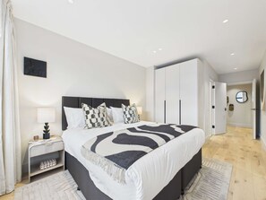 2 bedrooms, desk, iron/ironing board, travel cot - Sophisticated St Pancras Apartment (Greater London)