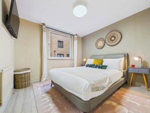 2 bedrooms, desk, iron/ironing board, WiFi