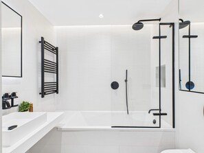 Shower, hair dryer, towels, shampoo - Contemporary Kings Cross Apartment (Greater London)