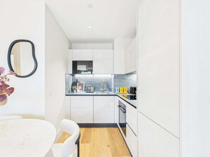 Fridge, microwave, oven, stovetop - Contemporary Kings Cross Apartment (Greater London)