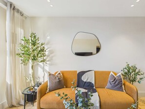 TV, offices - Contemporary Kings Cross Apartment (Greater London)