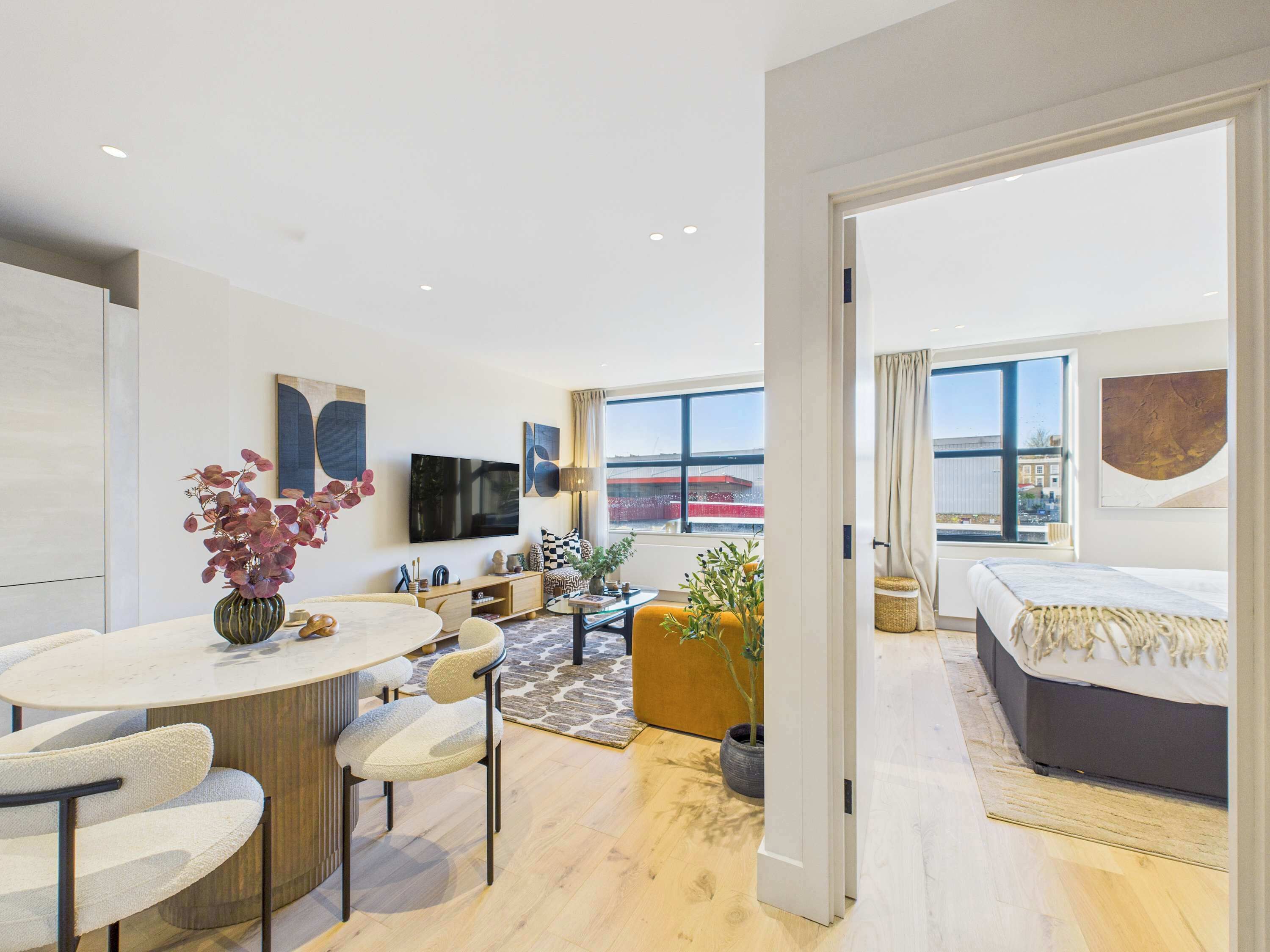 Schreibtisch, Bügeleisen/Bügelbrett, Reisekinderbett, WLAN