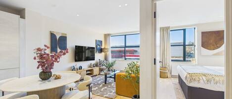 Schreibtisch, Bügeleisen/Bügelbrett, Reisekinderbett, WLAN