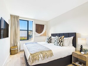 1 bedroom, desk, iron/ironing board, travel cot - Contemporary Kings Cross Apartment (Greater London)