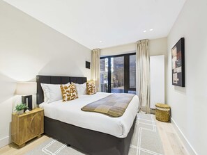 2 bedrooms, desk, iron/ironing board, travel cot - Modern St Pancras Apartment (Greater London)
