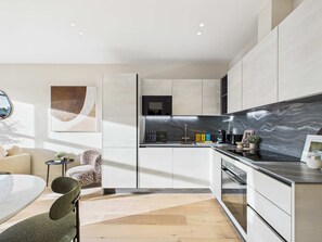 Fridge, microwave, oven, stovetop - Modern St Pancras Apartment (Greater London)