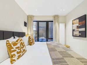 2 slaapkamers, een bureau, een strijkplank/strijkijzer, reisbedje