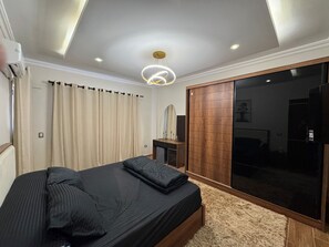 Iron/ironing board, WiFi, bed sheets - Luxury diamond apartment in wesal compound (Cairo Governorate)