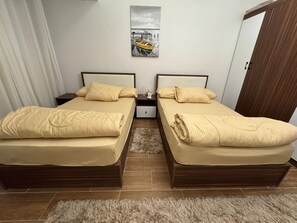 Een strijkplank/strijkijzer, wifi, beddengoed