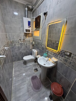 Jetted bath, hair dryer, towels, soap - Luxury diamond apartment in wesal compound (Cairo Governorate)