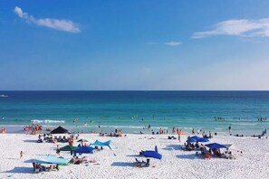 Sun-loungers, beach towels - Rose of Destin - Sleeps 12 - Mediterranean styling on 4-Prong Lake! (Destin)