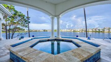 Piscine extérieure, piscine chauffée