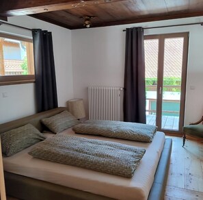 2 عدّة غرف نوم ومكواة/لوح كي وخدمة الإنترنت وملاءات أسرّة