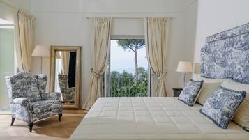 Zimmersafe, Schreibtisch, Bügeleisen/Bügelbrett, Reisekinderbett