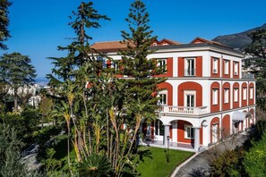Exterior - Signature Villa Overlooking the Gulf of Naples with biolake and garden (Vico Equense)