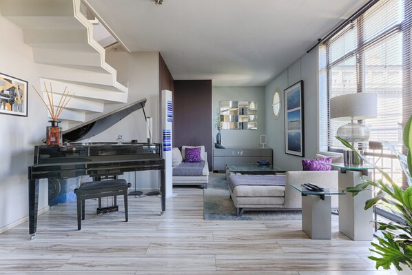 Living area - Stylish Duplex near Disneyland Paris with Parking for 2-8 Guests (Serris)