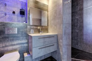 Bathroom - Stylish Duplex near Disneyland Paris with Parking for 2-8 Guests (Serris)