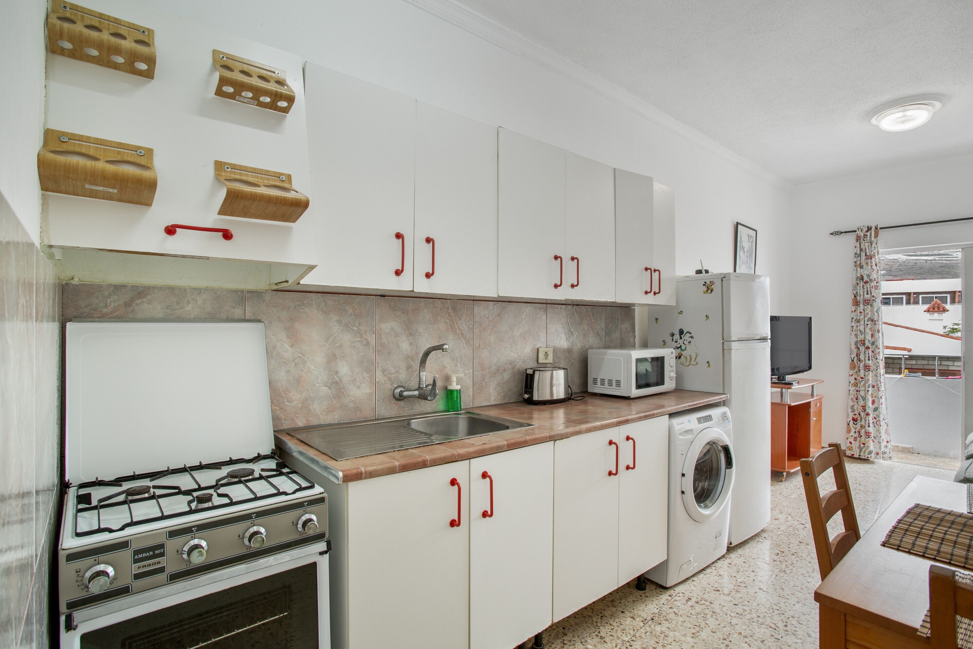 Frigorífico, microondas, horno y placa de cocina