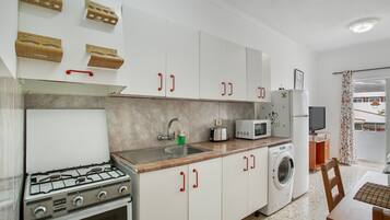 Frigorífico, microondas, horno y placa de cocina