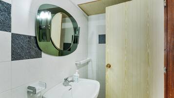 Een douche, een haardroger, handdoeken