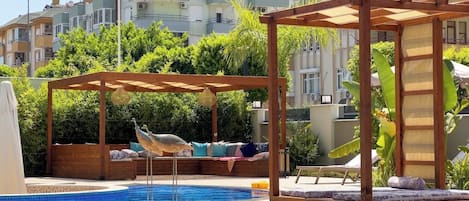 Alberca techada y alberca al aire libre