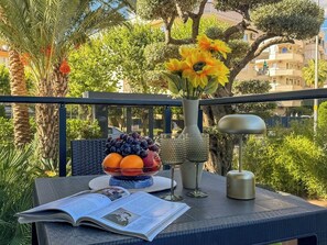 Outdoor dining - Apartment 1+1 Qoople Saga 3 on Cleopatra Beach (Alanya)